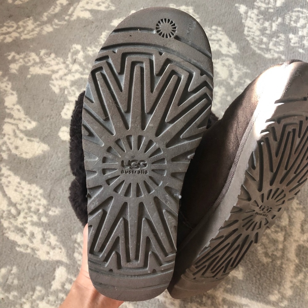 Short brown Uggs S/N 5803 - Picture 3 of 10